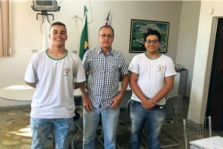 Gilmar Teodoro é entrevistado por alunos para a Olimpíadas da Língua Portuguesa