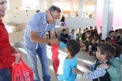 Alunos da escola “Padre Tiago”, Creche “Vovó Lindica” e Maria de Fátima recebem kits escolares