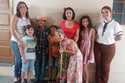 Alunos da Escola ‘Padre Tiago’ apresentam peça de teatro para incentivar a doação de livros