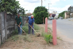 Secretaria de Obras realiza serviços de capina e limpeza de ruas