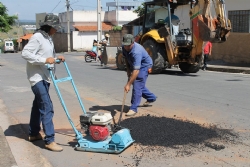 Prefeitura realiza operação tapa-buracos