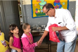 Alunos da Comunidade de Canjicas recebem kits escolares